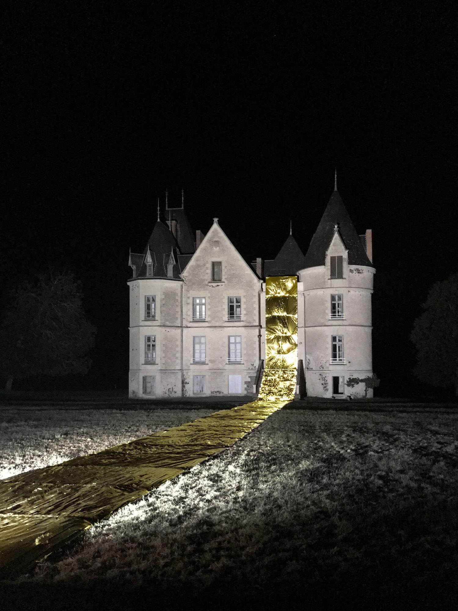 Golden Rivers – Installation in place on Domain de Boisbuchet castle by night